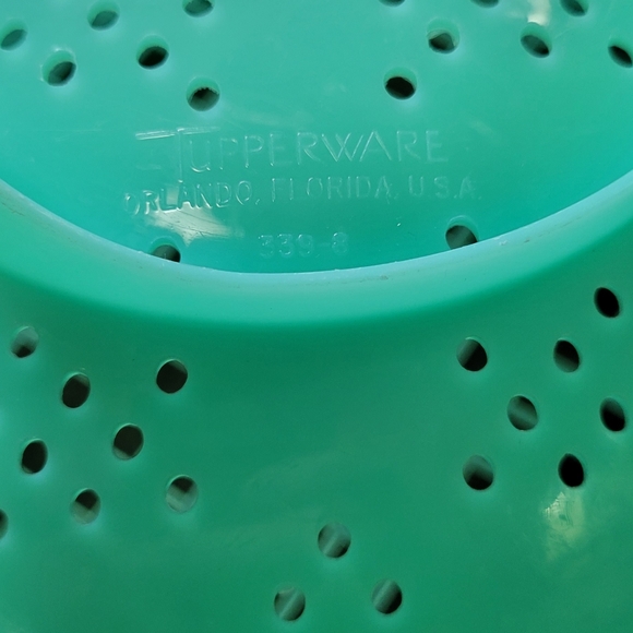 VERY VINTAGE GREEN Tupperware sieve, colander 339-8 with straining lid 516-7 - Picture 8 of 9